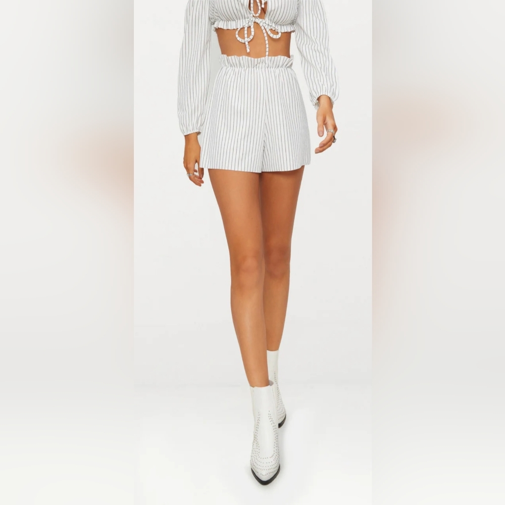 ❤️ PRETTYLITTETHING WHITE RUCHED STRIPES WAIST FLOATY SHORTS SZ: US: 0 UK: 4 NWT